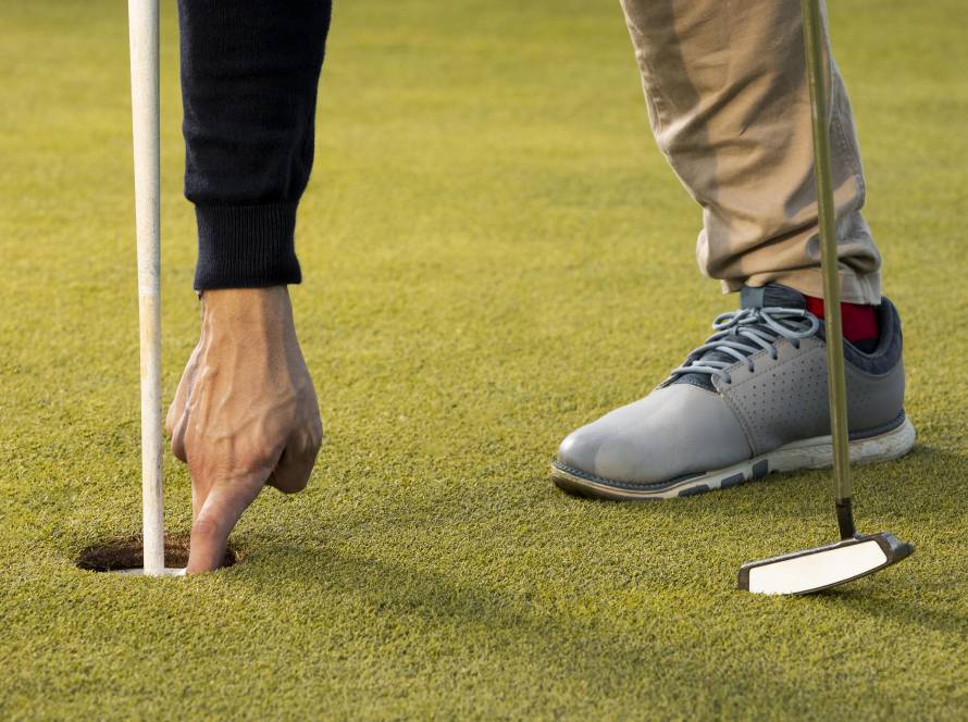 Indoor golf simulator at Birdie Richmond helping players understand and improve their golf handicap